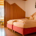 Wallackhaus Regiojet מלון היליגנבלוט