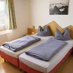 Wallackhaus Regiojet מלון