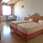 Wallackhaus Regiojet מלון 3*