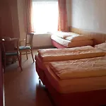 Wallackhaus Regiojet מלון